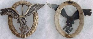 第2 種是有一隻更巨大的鷹飾和更厚重的樹葉飾環。是通常能遇到的高品質的Juncker飛行員徽章。