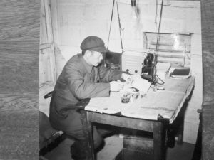 鄧華在朝鮮當年在伏案辦公