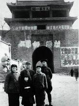 彭儒（左）南下時在山海關合影（1949年）