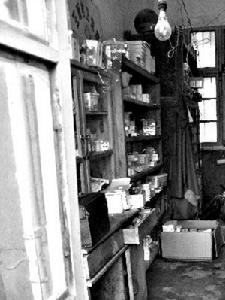 （圖）信陽新縣卡房鄉，一名村醫目前的藥房