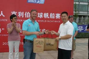 青島雙星名人助力“青島號”帆船奪冠