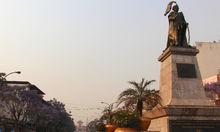 王宮大道上沙阿王朝先帝的銅像