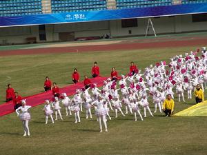 小朋友們在實驗集團校運會開幕式的表演