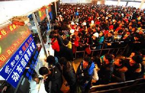 大批旅客在售票處排隊購票