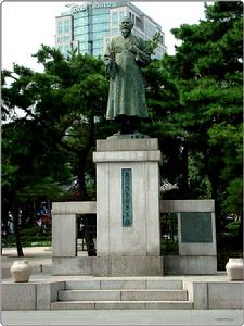 位於韓國首爾的孫秉熙銅像