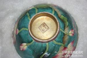 清雍正&middot;琺瑯彩荷花瓷碗底