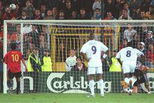 2000年歐洲杯，勞爾射失點球瞬間