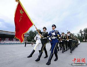 三軍儀仗隊正步行進