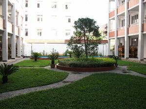 綠草茵茵的上磺中學