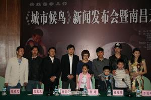 《城市候鳥》開機儀式，後排右三為魏曦銘