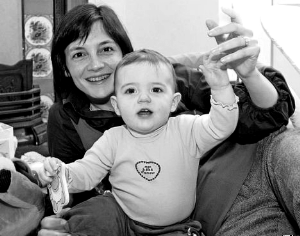 尼克·傑克遜和女兒貝莉在一起。