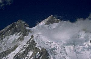 雲霧中的迦舒布魯姆Ⅱ峰