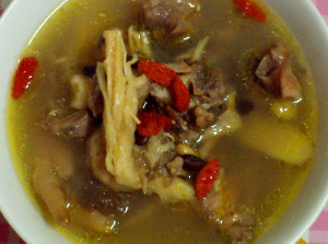 黑豆天麻老母雞湯