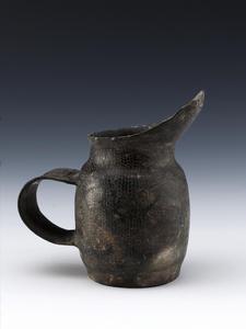 新石器時代良渚文化細刻紋黑陶把壺 新石器時代良渚文化細刻紋黑陶把壺