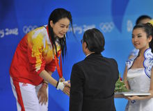 霍震霆給郭晶晶頒獎