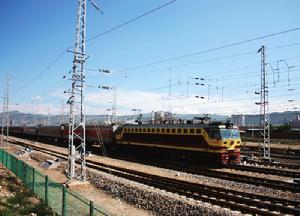 電力機車牽引客車行駛在蘭青線