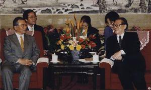 江澤民與神崎武法舉行會談。　