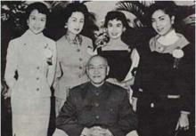 1955年，葛蘭(左一)到台灣為蔣介石總統祝壽