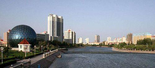 巴州首府庫爾勒孔雀河兩岸