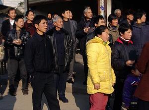 送祭隊伍還未到達蕭王廟，沿途人們翹首期待