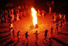 篝火晚會[一種人民傳統的歡慶形式]