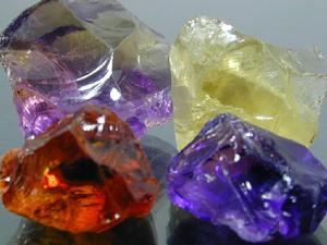 紫黃晶與其它水晶的對比。後左：紫黃晶，後右：檸檬晶，前左：Madeira酒黃晶，前右：紫晶