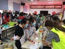 志願者與老人一同包包子