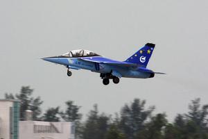 （圖）L-15“獵鷹”高級教練機爬升