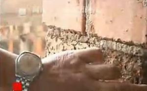用手一摳，牆體瞬間鬆散。 視頻截圖