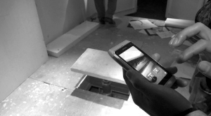 桌椅 在距貨櫃底部約40厘米處，裝上地板，平時小桌椅都放在地板下面的空間裡，需要時，才會升上來