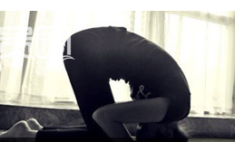 袁姍姍開啟自黑模式，示範“滾出”娛樂圈