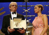 圖片注釋：2006年5月28日，法國坎城。59屆坎城電影節，英國導演肯·洛奇(Ken Loach)憑藉《風吹稻浪》摘得“金棕櫚”獎，頒獎嘉賓是艾曼紐·貝阿(Emmanuelle Beart)。