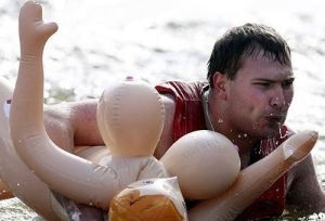 充氣娃娃游泳大賽 充氣娃娃游泳大賽