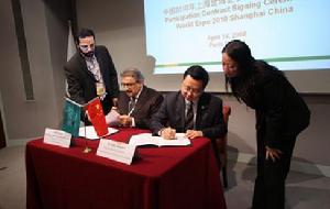 2010年上海世博會沙烏地阿拉伯展區總代表、沙特城鄉事務部副部長曼蘇爾·本·穆特艾布王子殿下代表沙烏地阿拉伯政府在法國巴黎簽署了參展契約。上海世博局副局長朱詠雷作為上海世博局授權代表簽署契約。