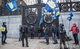 烏克蘭首都示威者封鎖政府大樓入口