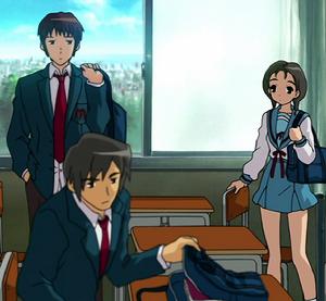 瀨能香織(右一)：坐在阿虛前座