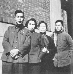 鄺金枝(右二)與她子女在上海