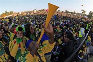 嗚嗚祖拉(vuvuzela)在南非世界盃上大出風頭
