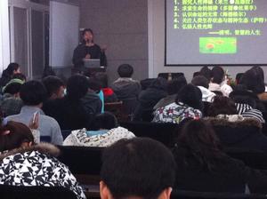 講座上的石文瑛