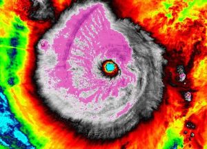 Suomi NPP衛星捕捉到的假彩色紅外圖像，可以看到颱風“寶霞”內部結構的細節。