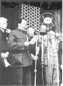 1949年10月1日，毛澤東主席在天安門城樓上莊嚴宣告中華人民共和國成立