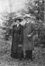 克努特·漢姆生和妻子