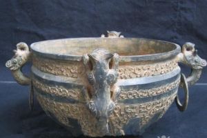 春秋蟠螭紋尊 春秋蟠螭紋尊