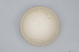 定窯白釉刻劃花魚藻紋碗碗心