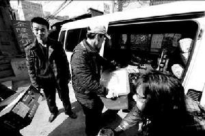 唐家嶺“蟻族”搬家