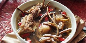 紅棗茶樹菇煲烏雞 紅棗茶樹菇煲烏雞