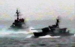 此圖顯示朝鮮警備艇(右)與韓國海軍高速艇正在對峙之中，圖中赫然可見朝鮮警備艇的85毫米坦克炮。
