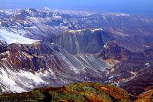 長白山[吉林省東北—西南走向山脈]