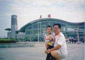 陳運和與孫子在火車站又出發。