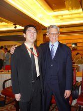 25歲與定位理論奠基人阿-里斯交流併合影